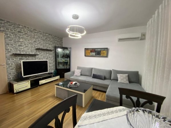 Tirane, jepet me qera apartament 3+1 Kati 4, 80 m² 800 € 