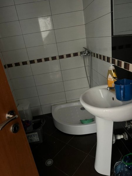 Tirane, jepet me qera apartament 1+1+Ballkon Kati 7, 70 m² 35.000 leke (Astir perballe Fratarit)