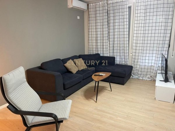 Tirane, jepet me qera apartament 1+1 Kati 2, 70 m² (Bulevardi Deshmoret e Kombit)