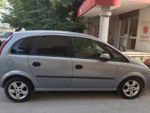 Tirane, shitet makine OPEL MERIVA Nafte, manuale 2.200 € i diskutueshem