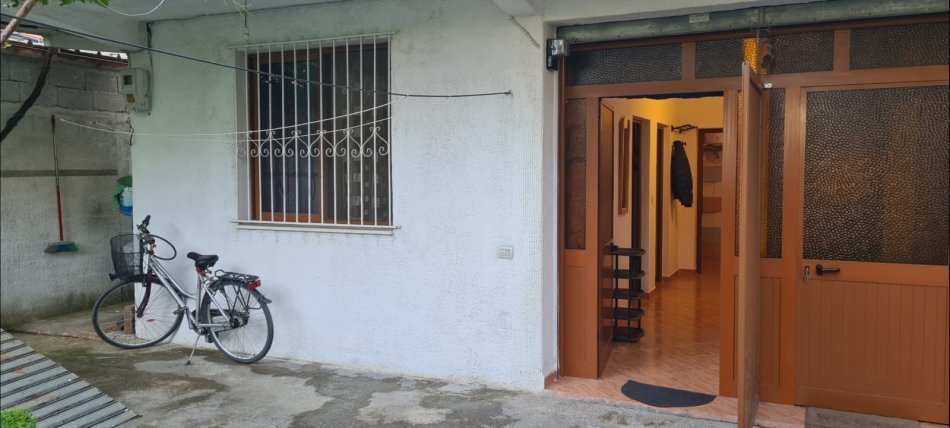Tirane, jepet me qera shtepi 1+1 Kati 1, 50 m² 300 € (Zija kambo)