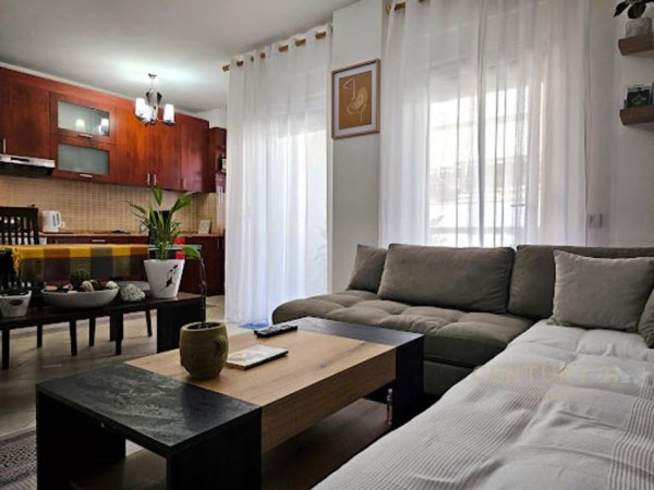 Tirane, jepet me qera apartament 2+1+Aneks+Ballkon Kati 3, 120 m² 650 € 