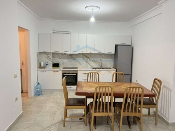 Tirane, jepet me qera apartament 2+1 Kati 5, 97 m² 410 € (Rruga Besim Alla, Yzberisht, Tiranë.)