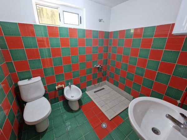 Tirane, jepet me qera shtepi 2+1 Kati 1, 90 m² 450 € (Fakulteti i Inxhinieris se Ndertimit)