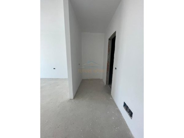 Shitet, Apartament 2+1+2+Post Parkimi, Lakeside Farke