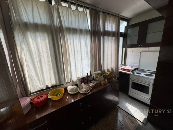 Tirane, jepet me qera apartament 1+1+Aneks+Ballkon Kati 2, 73 m² 551 € (Rr.Reshit Petrela)