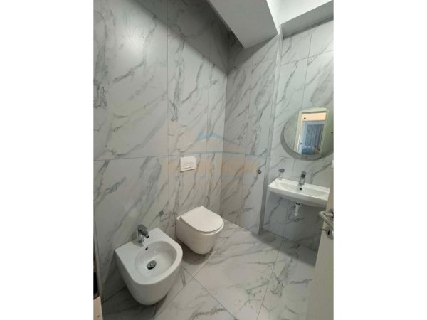 Tirane, jepet me qera apartament 2+1 Kati 4, 85 m² 450 € 