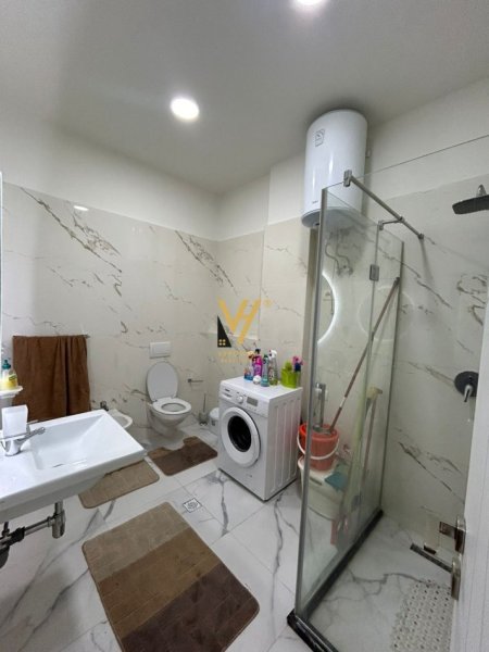 Tirane, jepet me qera apartament 1+1+Ballkon Kati 1, 120 m² 650 € (RRUGA PETI)