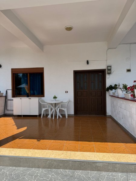 Tirane, jepet me qera garsonier 1+1 Kati 1, 70 m² 300 € (Fusha Aviacionit)
