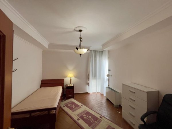 Tirane, jepet me qera apartament 2+1 Kati 4, 146 m² 800 € (Rruga e Barrikadave)