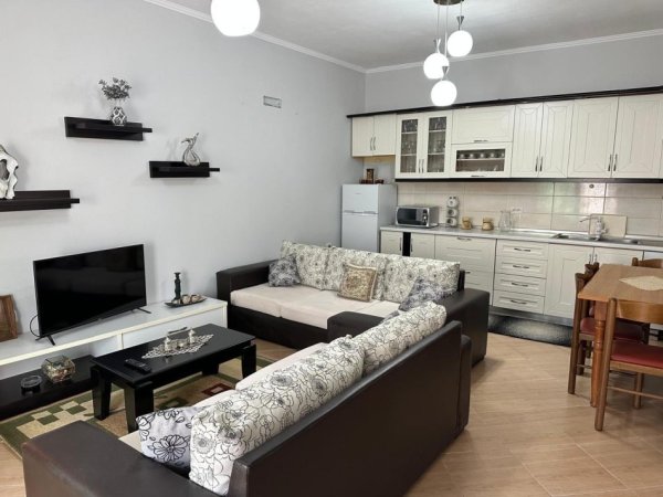Tirane, jepet me qera shtepi 2+1+parkim Kati 2, 100 m² 450 € (Porcelan prane Universitetit Europian)