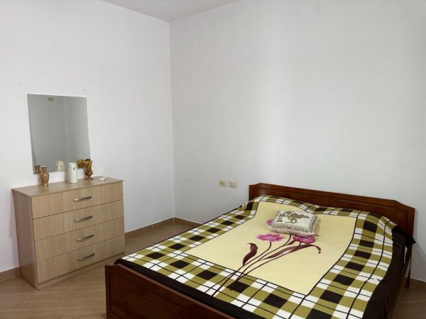 Tirane, jepet me qera shtepi 2+1+parkim Kati 2, 100 m² 450 € (Porcelan prane Universitetit Europian)