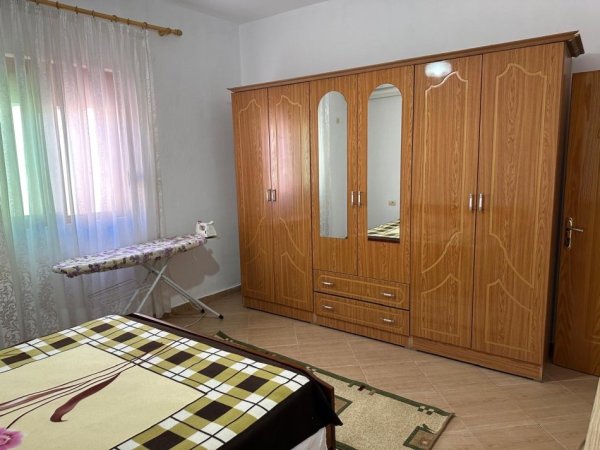 Tirane, jepet me qera shtepi 2+1+parkim Kati 2, 100 m² 450 € (Porcelan prane Universitetit Europian)