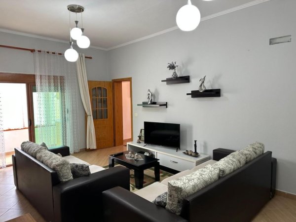 Tirane, jepet me qera shtepi 2+1+parkim Kati 2, 100 m² 450 € (Porcelan prane Universitetit Europian)