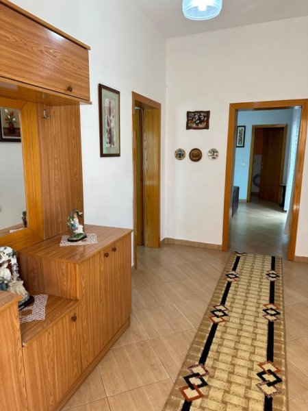 Tirane, jepet me qera shtepi 2+1+parkim Kati 2, 100 m² 450 € (Porcelan prane Universitetit Europian)