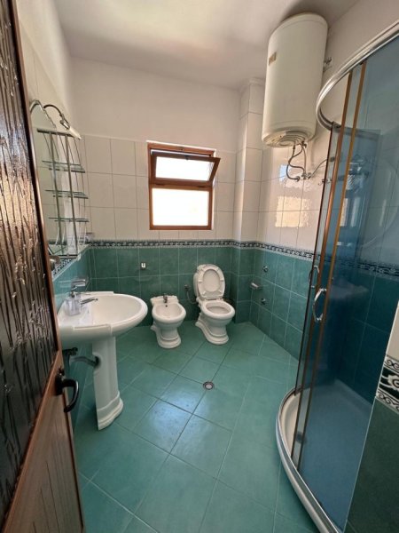 Tirane, jepet me qera shtepi 2+1+parkim Kati 2, 100 m² 450 € (Porcelan prane Universitetit Europian)