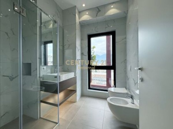 Tirane, jepet me qera apartament 2+1+Ballkon Kati 11, 110 m² 1.500 € (Garden Building)