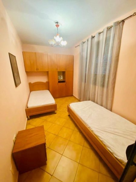 Tirane, jepet me qera apartament 2+1 Kati 9, 90 m² 580 € (Lulishtja Komuna e Parisit)