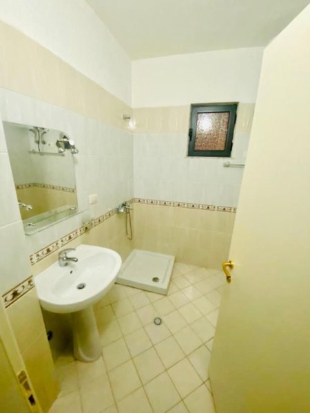 Tirane, jepet me qera apartament 2+1 Kati 9, 90 m² 580 € (Lulishtja Komuna e Parisit)