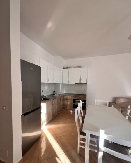 Tirane, jepet me qera apartament 1+1+Ballkon Kati 8, 65 m² 400 € (Kmy , Yzberisht)
