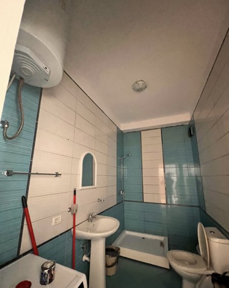 Tirane, jepet me qera apartament 1+1+Ballkon Kati 8, 65 m² 400 € (Kmy , Yzberisht)
