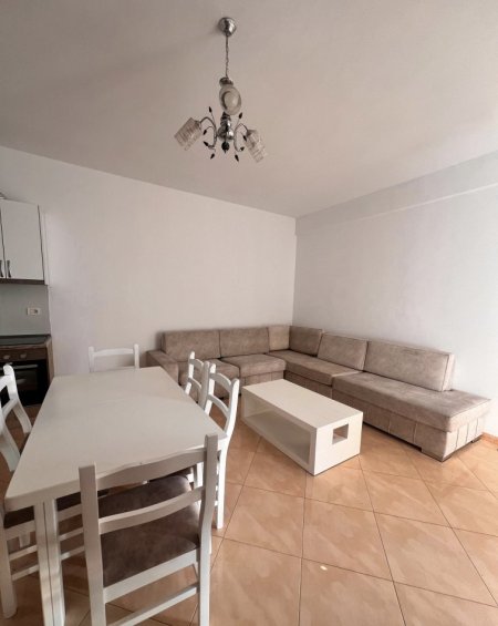 Tirane, jepet me qera apartament 1+1+Ballkon Kati 8, 65 m² 400 € (Kmy , Yzberisht)