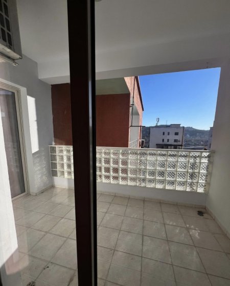 Tirane, jepet me qera apartament 1+1+Ballkon Kati 8, 65 m² 400 € (Kmy , Yzberisht)
