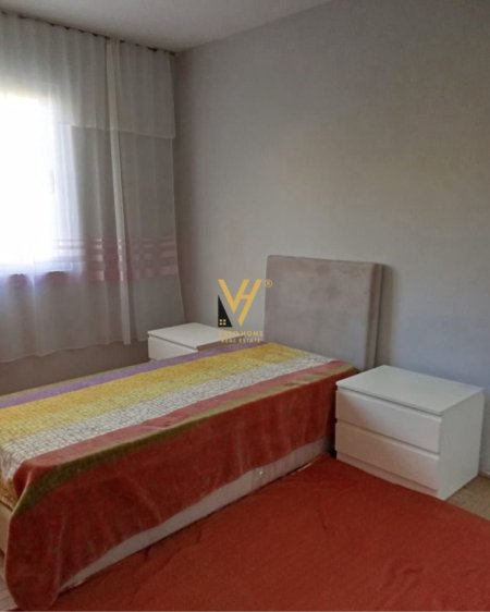 Tirane, jepet me qera apartament 2+1+Ballkon Kati 4, 75 m² 450 € (OXHAKU)