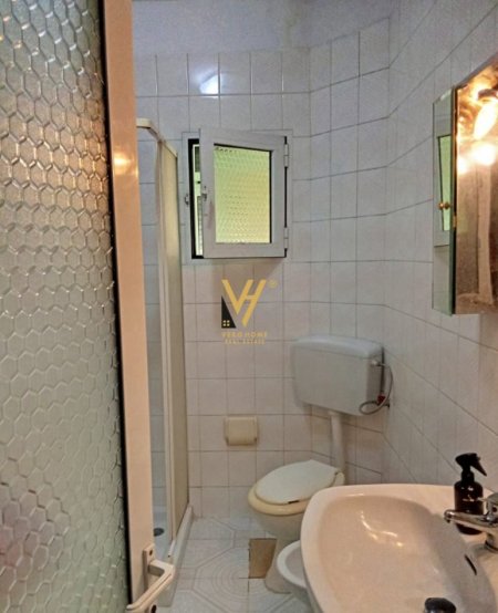 Tirane, jepet me qera apartament 2+1+Ballkon Kati 4, 75 m² 450 € (OXHAKU)