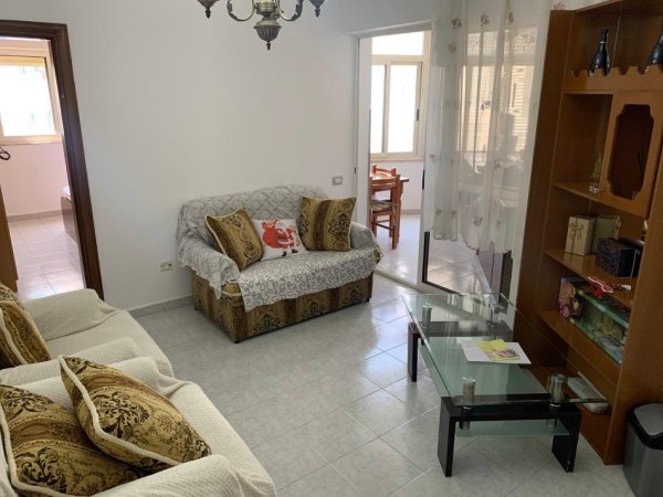 Tirane, jepet me qera apartament 1+1+Ballkon Kati 4, 55 m² 400 € (Don Bosko)