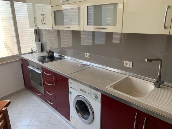 Tirane, jepet me qera apartament 1+1+Ballkon Kati 4, 55 m² 400 € (Don Bosko)