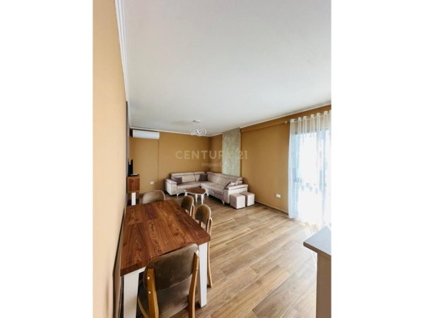 Tirane, jepet me qera apartament 2+1+Ballkon Kati 9, 116 m² 800 € (Farmacia 10)
