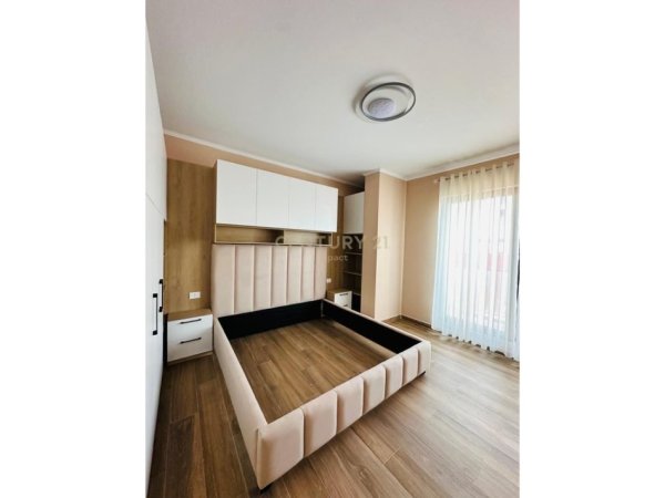 Tirane, jepet me qera apartament 2+1+Ballkon Kati 9, 116 m² 800 € (Farmacia 10)