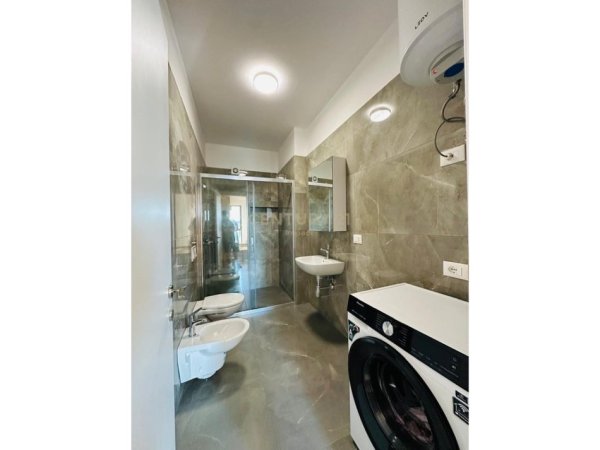 Tirane, jepet me qera apartament 2+1+Ballkon Kati 9, 116 m² 800 € (Farmacia 10)
