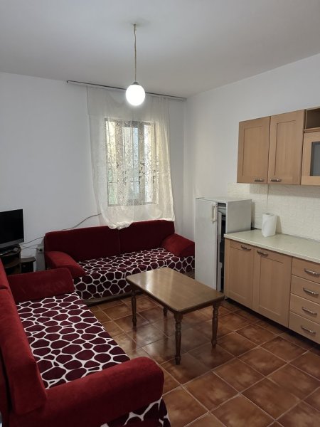 Tirane, jepet me qera shtepi 1+1 Kati 1, 60 m² 300 € (Komuna e Parisit)