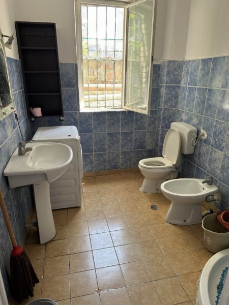 Tirane, jepet me qera shtepi 1+1 Kati 1, 60 m² 300 € (Komuna e Parisit)