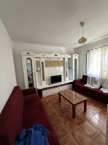Tirane, jepet me qera shtepi 1+1 Kati 1, 60 m² 380 € (Komuna e Parisit)