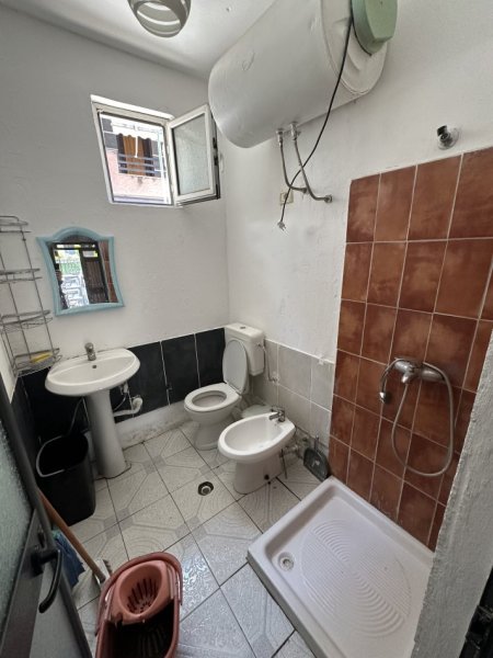 Tirane, jepet me qera shtepi 1+1 Kati 1, 60 m² 380 € (Komuna e Parisit)