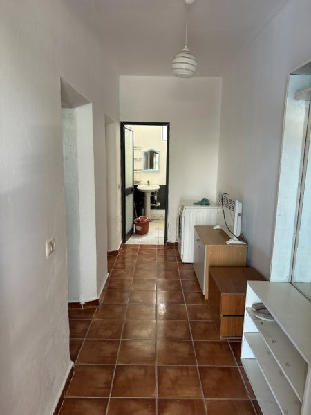 Tirane, jepet me qera shtepi 1+1 Kati 1, 60 m² 380 € (Komuna e Parisit)