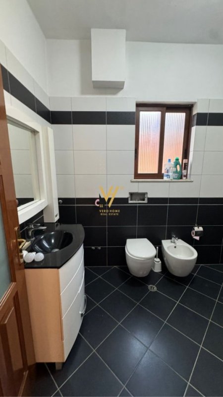 Tirane, jepet me qera hyrje 2+1+Ballkon Kati 3, 145 m² 500 € (ALLIAS)
