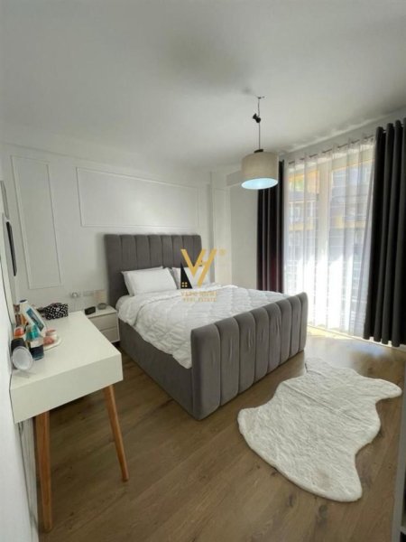 Tirane, jepet me qera apartament 2+1+Ballkon Kati 4, 95 m² 450 € (SHKOZE)
