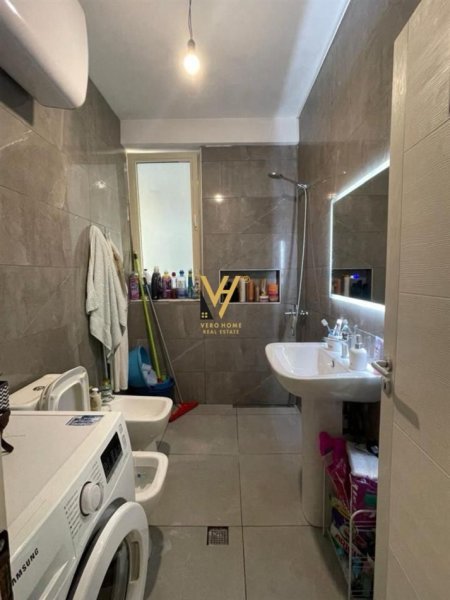 Tirane, jepet me qera apartament 2+1+Ballkon Kati 4, 95 m² 450 € (SHKOZE)