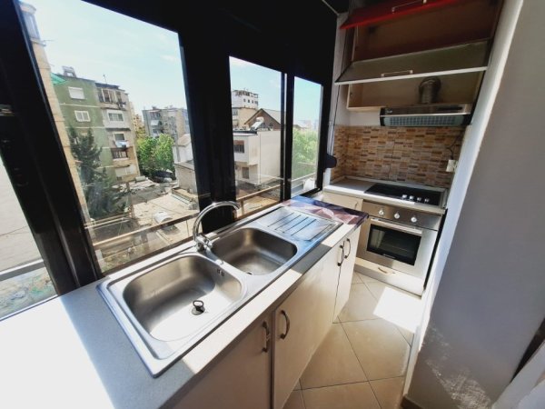 Tirane, jepet me qera apartament 2+1 Kati 4, 70 m² 470 € (Qender prane rruges Fortuzi)