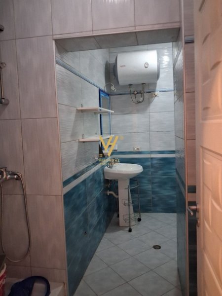 Tirane, jepet me qera apartament 1+1+Ballkon Kati 6, 75 m² 600 € (QENDER)