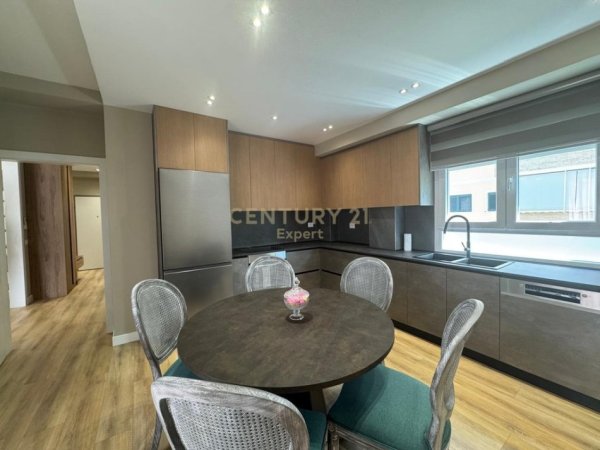 Tirane, jepet me qera apartament duplex 2 Katshe Kati 5, 213 m² 2.300 € 