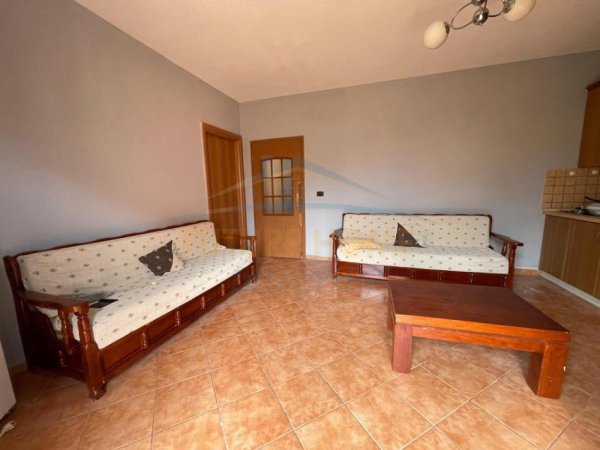 Tirane, jepet me qera apartament+verande | Penthouse 1+1 Kati 3, 70 m² 400 € (Tregu Elektrik, Tiranë)
