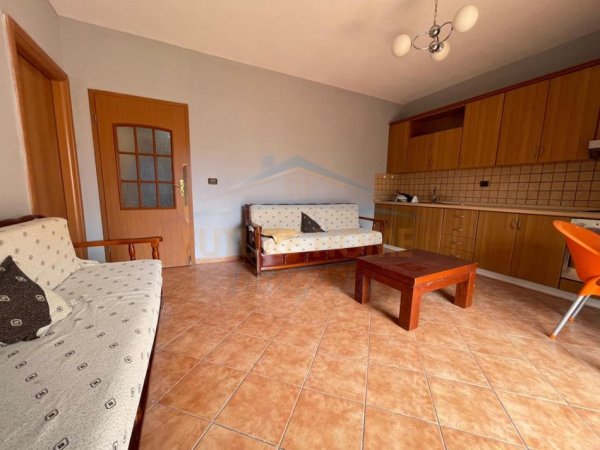 Tirane, jepet me qera apartament+verande | Penthouse 1+1 Kati 3, 70 m² 400 € (Tregu Elektrik, Tiranë)