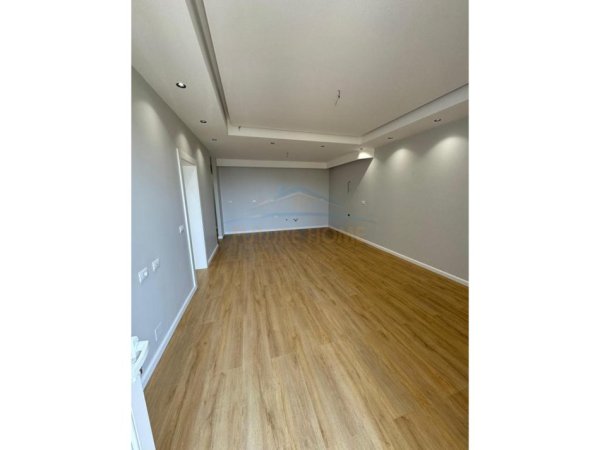 Shitet, Apartament 3+1+2, Fresku, Tiranë.