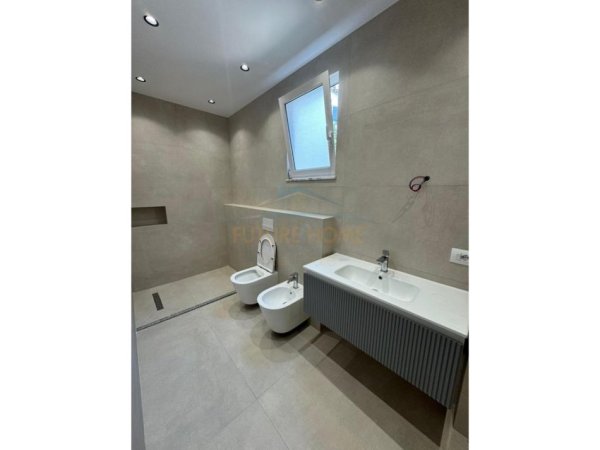 Shitet, Apartament 3+1+2, Fresku, Tiranë.