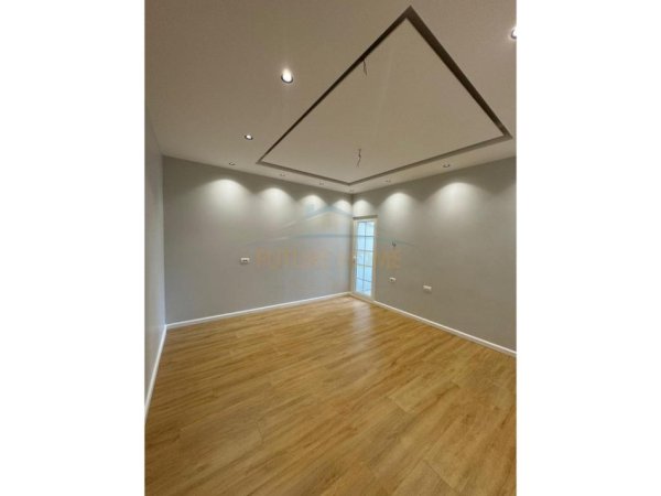 Shitet, Apartament 3+1+2, Fresku, Tiranë.